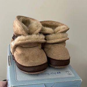 Infant robeez ankle booties with shearling lining